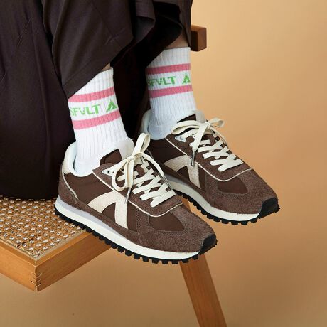 [^:ASF-GATE2-EW]25H~VyiЉzɖȂILC߂̖Xj[J[Iᔽɑu悤ȁAقǃ\tgȗSnŗɂȂloIɂ͖MUMU\[̃GbWfUCɁAgǍۂ͋C̕YLb`[ȃJ[OIVȂPłBǂ{[\[ŁAǂȃ{gɍ킹ĂDoXL[vIubNzCgȂǁAVvȃJ[LxȂ߁ÃR[fɖȂZD悳ɂAvZɃR[f܂Ƃ܂܂BwZsItBXbNȂǂɂL`ƎdオXj[J[ByX^btpzX^btFM23.5Z`i[bpTCY37`38j/bF20.5cm/F9.5cm@/ F23.5cm /̓FLAwZpvXAXj[J[23.5cm悭Ă܂ÃXj[J[ł37ŏ܂B38TCYł̓XgXȂ]Tė܂BbL߂̓̕n[tTCYオƎv܂BXASFVLT̓{㗝XłyuhЉz2013NpŃX^[gXj[J[uhuASFVLT(AXt@g)vt@bVƌAăXj[J[Ă܂ȂDavidLetangCyrill Toures2lグASFVLTB2l̑zXg[gEFA̒m𐶂AXg[gƃeNmW[ɃCXpCAčꂽXj[J[͉KŌyʂ̃t@CfނȂǍōȋfނgpׂĎƂōĂ܂BuʂȂXj[J[vƂăj[NȃJ[OȂ̃CtX^CɓރfUCŒjEN킸{[_XXj[J[ƃtX݂̂Ȃ炸E爤ĂuhւƐ𐋂Ă܂B