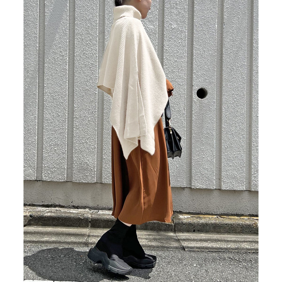 タートルネックアシンメトリーニットポンチョ | ジュエローブ