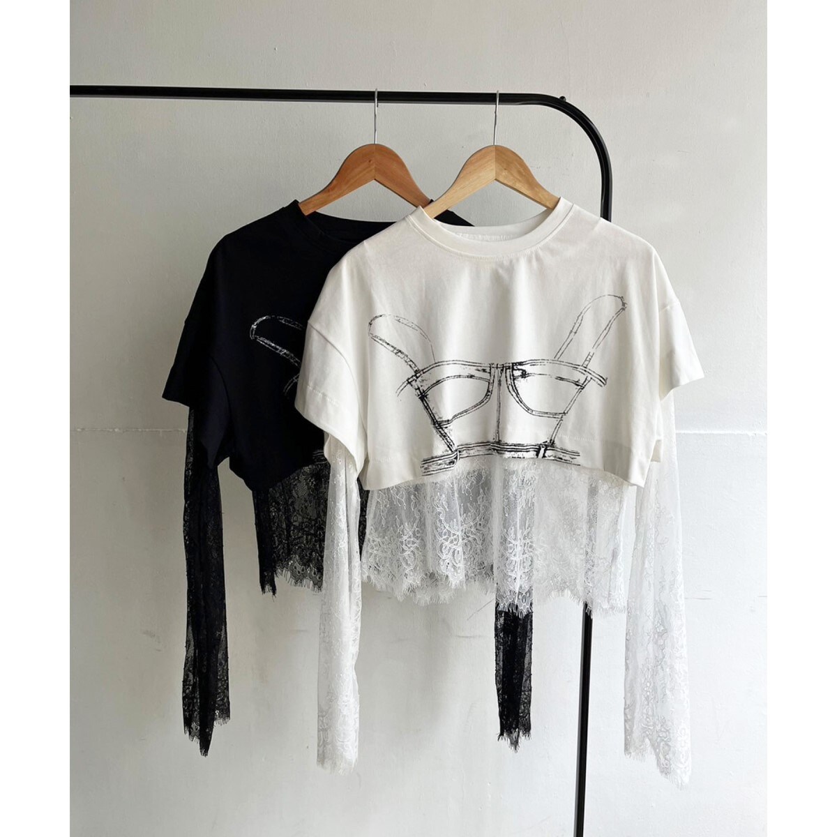 ジュエローブ Jewelobe ビスチェプリントクロップドTシャツ×レーストップスセットアップ （ブラック） ジュエローブ Jewelobe ビスチェプリントクロップドTシャツ