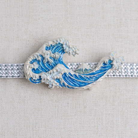 [^:OD090]kւ́uxԎO\Ziv1}Au_ސ쉫Qvї߂ɂ܂BڂŖkւƕÂgIȂԂ̌`ȂǁAוɂčĂ܂B ōrgɂ܂D͂Ď菜ArXgƉɌxmR悤fUCĂ܂BN₩ȐFςƖڂACełB{\kւ̌|pi𒅕ƋɊył݂Ă͂ł傤Byp؃{bNXzђ߂͏iɊ܂܂܂BӁȄi͕Ђ̐ElɂănhChōĂ܂B̂߁AЂƂЂƂ̓h\ɈقȂ@ׂȍƂȂĂ܂B܂Ap̕ԕi͏肩˂܂̂ŁABEї߂͎ORAlRz肵ɂȂĂ܂B╝ɂӉB