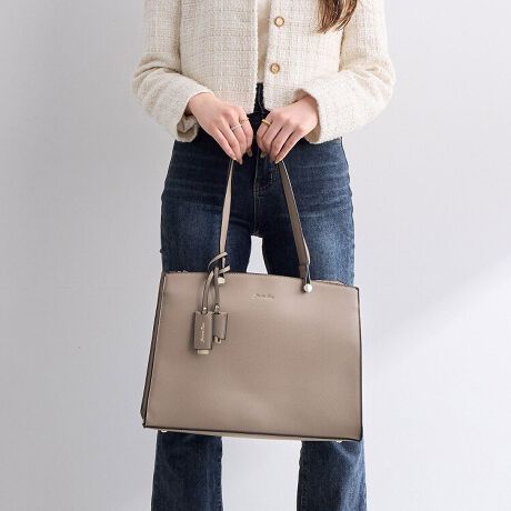 [^:10758]y߃|CgzE`SAוʂ߂̕ɂ߂̃TCYE|Pbg[Őڂ₷dlEoCJ[ES[hp[cfUC̃ANZgɃoCJ[fUCȂ`STCỸg[gobOB500ybg{g̎[A߂̃t@CA13C`TCỸoCob̎[\ȃTCYł̂BVvfUCȂAƌS[h̃^p[coCJ[̃fUCoBgĂOȂfUCłB|Pbg[Ă̂ŁA΂̒ŕȏނ萮ڂł܂BOɂ͔wʃ|PbgɉĂ|PbgQBCC̓ɂׂ͂|PbgQA|PbgQAt@Xi[̃|PbgPĂ܂B点ỉ摜́AW̂̂gpĂAۂ̏iƈႤꍇ܂Bg̃p\RX}zɂĂۂ̐FƑقȂꍇ܂B܂A\ȂdlύXꍇ܂̂ł܂B