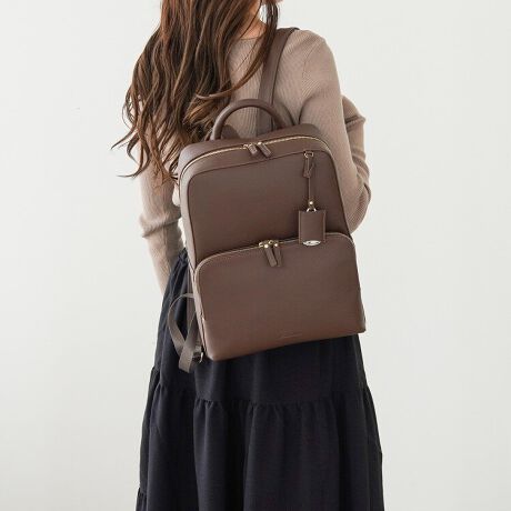 [^:16125]y߃|Cgz EIɂItɂg鏬(`SWXg)TCY E@\ɕx񂾎[|Pbg𑽐 Ê₷f NlĈdEʊwbNAg₷Abvf[g܂B C[̃|Pbgt@Xi[tɕύXAANZT[⏬[ɕ֗ɂȂ܂B {̂̃`[AVo[v[gɕύXAƂđOCɂȂ镔̃`FbNɂg܂B lptHŁAItBXX^CJWA܂łǂȂmɂ₷fUCłBIłItłg₷fUCłB eɗȃbN炱A|Pbg[Đڂ₷܂B TCÝA`SWXgTCYłB 13.3C`̃oCob̎[肬\ȃTCYłBv31~g21~c1cm̂obŌvCt@Xi[́A肪_u̎dlłBJ₷AOɌĊJł悤ɐ݌vĂ̂ŁAg₷ȂĂ܂Btg|Pbgɂ́AcJtĂ܂B<br> ȂǕȂ̂t邱Ƃł܂B|PbǵAwʂɔw܂܃ANZXłAt@Xi[|PbgPtĂ܂Btg|PbǵAׂ|PbgQB̎㌇Ȃ\̃}XN̎[ɕ֗łBRۉHȂǂ͎{Ă܂BC[ɂ́Aob^ubg̎[ɕ֗ȃ}`t|PbgPB v22~25.5~c3cm(NbVȂ)ׂ|PbgQAybg{gtH_[PtĂ܂B㕔ɂ́At@Xi[t̃ANZT[|PbgPAɂ́A[ɕ֗ɂȃt@Xi[t|Pbg1tĂ܂B {̑fނ͍gpĂ̂ŁA₷ȂĂ܂BJȂǐɂʂꂽۂ͏_炩złƂӂĂBỉ摜͓W̂̂gpĂAۂ̏iƎdlF኱قȂꍇ܂BĂ郂j^[ɂĂۂ̐FƑقȂꍇ܂B