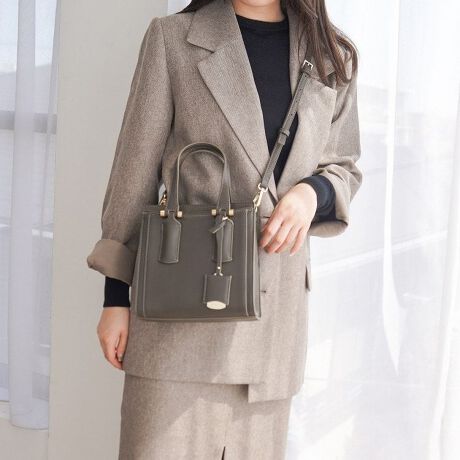 [^:16163]y߃|CgzER[fBl[g̃ANZgɂ҂ȃRpNgobOEV_[xgt2WAYdlE߂ȃTCYȂ[͂R[fBl[g̃ANZgɂ҂ȃnhobOBnh̃S[hp[c؂Ԃ̃fUC|CgBJWAȕAꂢ߂ȕ܂łǂȕɂ킹₷fUCłBV_[xg͕t͂\Ȃ̂ŁA̓̋CR[fBl[gɍ킹Č|ɂAnhobOƂĎcD݂ɍ킹Ăg܂BghACeȂA|Pbg͂AO|PbgĂāAgOɂ͂|Pbg~2Aɂ̓t@Xi[t|Pbg~1Ƃׂ|Pbg~1tĂ܂B߂ȃTCYȂARTOmlybg{gX}[gtHAzȂǂ[\łB点>ỉ摜͓W̂̂gpĂAۂ̏iƎdlF኱قȂꍇ܂BĂ郂j^[ɂĂۂ̐FƑقȂꍇ܂B܂A\ȂdlύXꍇ܂̂ł܂B