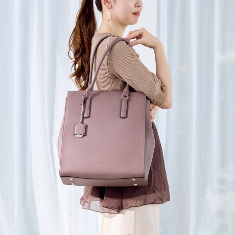 [^:11932]ʋ΁Eʊwɂ҂IlCV[YuOLobOvAO\PCP[XݒuVV[YoIy߃|CgzEO\PCP[XtE`{bNXȂǉŝ̂[₷L߂̃}`E傫ĴŁAו̏oꂪN`Eprɍ킹ĎglXȃ^Cṽ|Pbg[A4TCỸt@C13.3C`PCɂ߂̃obOłBuOLobOƂ΁Ivȃ}OlbgtbvVV[Ył̗pB^b`ŊJł̂ŁA}łƂɂ֗łBt@Xi[߂ȂĂƌ̂|CgInh͓|悤ɐ݌vĂ̂ŁAɎזɂȂ܂B}`L̂ŁA`{bNXȂǂ[ł܂BVV[Yɂ13.3C`PC[\PCP[Xt܂IO\ŃnhĂ̂ŁAobO̒łPC[͂AItBXłPC̎^тɂg܂BobO{̂ɂPCP[XɂAlXȃ^Cṽ|PbgLxɐݒu܂ByobO{́zy|PbgzEx^|Pbg~4EANZT[|Pbg~1Et@Xi[|Pbg~1ETCh|Pbg~2E{gz_[~1Eyz_[~1yO|PbgzEwʃ|Pbg x^|Pbg~2Ewʃ|Pbg yz_[~1yPCP[XzE}`t|Pbg~2Ex^|Pbg~1{̕ʂ̃|Pbgɂ̓}OlbgĂ̂ŁAɊJĂ܂SzsvłBt̃`[̓WGi[ỸSB~[ƂăCN`FbNɂ􂵂Ă܂B点ỉ摜͓W̂̂gpĂAۂ̏iƎdlF኱قȂꍇ܂BĂ郂j^[ɂĂۂ̐FƑقȂꍇ܂B܂A\ȂdlύXꍇ܂̂ł܂B