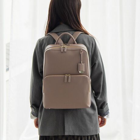 [^:16142]lCutCEbN2ṽAbvf[głoIy߃|CgzE]TA4t@C[łTCYE14.0C`ΉPC[Xy[XE@\ɕx񂾎[|Pbg𑽐ځEꂵ₷fލ烊bNlCNo.1́utCEbN2vAPC[Xy[X𓋍ڂ2[^CvVoꂵ܂I܂ł̋@\͂̂܂܂ɁA[サArWlX}b`ACeɂȂĂ܂BC[Xy[XɂPCӋ@[₷}`L|PbgAANZT[̎[ɂ҂Ȑ[̐󂢃t@Xi[|PbgA{gz_[ȂǁAו̐ڂ₷HvIA4NAt@C(W22~H31cm)[\ȃ|PbgݒuĂ̂ŁA厖ȏނ[ł܂Bwʎ[Xy[XɂPC[̂߁B14.0C`PC(W33~H24~D2.5cm)[\ȃTCYłBt@Xi[̓_ut@Xi[dlłBJ̃TChiiɃJbgꂽC[Xy[X́AJ₷Ag₷݌vɂȂĂ܂BOɂ͔w܂܃ANZXł|Pbg𕡐ݒuBX}[gtH̎[ɕ֗łBwʂɂ̓X[cP[XɌŒłZbgAbvxgtB{̑fނɂ͗ۂ̂AV{̂ƂgpBR[fBl[gV[I΂Ȃx[VbNȃXNGAVGbg|CgłBnhobÔ悤ɎĂ邵Ƃgbvnh̓rWlXV[ł𗧂܂BtgɃANZgƂĂ`[́AƂĂĝ|Cg