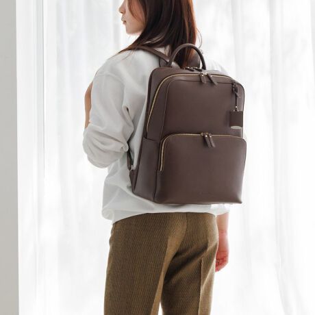 [^:16142]lCutCEbN2ṽAbvf[głoIy߃|CgzE]TA4t@C[łTCYE14.0C`ΉPC[Xy[XE@\ɕx񂾎[|Pbg𑽐ځEꂵ₷fލ烊bNlCNo.1́utCEbN2vAPC[Xy[X𓋍ڂ2[^CvVoꂵ܂I܂ł̋@\͂̂܂܂ɁA[サArWlX}b`ACeɂȂĂ܂BC[Xy[XɂPCӋ@[₷}`L|PbgAANZT[̎[ɂ҂Ȑ[̐󂢃t@Xi[|PbgA{gz_[ȂǁAו̐ڂ₷HvIA4NAt@C(W22~H31cm)[\ȃ|PbgݒuĂ̂ŁA厖ȏނ[ł܂Bwʎ[Xy[XɂPC[̂߁B14.0C`PC(W33~H24~D2.5cm)[\ȃTCYłBt@Xi[̓_ut@Xi[dlłBJ̃TChiiɃJbgꂽC[Xy[X́AJ₷Ag₷݌vɂȂĂ܂BOɂ͔w܂܃ANZXł|Pbg𕡐ݒuBX}[gtH̎[ɕ֗łBwʂɂ̓X[cP[XɌŒłZbgAbvxgtB{̑fނɂ͗ۂ̂AV{̂ƂgpBR[fBl[gV[I΂Ȃx[VbNȃXNGAVGbg|CgłBnhobÔ悤ɎĂ邵Ƃgbvnh̓rWlXV[ł𗧂܂BtgɃANZgƂĂ`[́AƂĂĝ|Cg