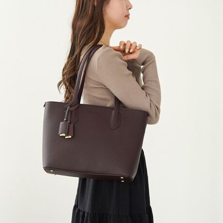 [^:16145]ԑ`g[gobOj[AIy߃|CgzEA4TCY͗~PC͎Ȃɂ߂̃TCYE10.1C`^ubgΉX[uځEVvłƂx[VbNfUCE|₷㕔}`~}`ʋ΁Eʊwő劈̒ԑ`g[gA10.1C`^ubgΉ̃NbVX[u𓋍ڂăj[A܂IJb`ƂfފƃVvȃfUCŁALV[łg܂BɊ|₷悤ǂꂽnh́AVGbgiŁAꂢڂȈۂoĂ܂B}`ȂĂ̂Ō|זɂȂȂ̂|CgBt@[XgrWlXobOɂ߂̃ACełoCJ[؂₩2t̃`[̓VvȃfUC̃ANZgɁ1tOȂǂ̃AW\łBA4NAt@C(W22~H31cm)傤ǎ[\ȃTCYŁA10.1C`^ubgΉ̃NbVX[u𓋍ځB傫ȃobOȕAA4TCY͕KvPC͎ȂƂɂ߂łBJ₷悤A肪2_ut@Xi[dlɂȂĂ܂B|PbgڂĂ̂ŉו̐ڂɕ֗łBOɂ͌Ɋ|܂܃ANZXł|PbgݒuĂ̂ŁAX}[gtH̎[ɕ֗łB|Pbg͐[̂ŃX}[gtHۂ܂܂B[8|PbgځIy|PbgzENbV^ubgX[u~1EI[v|Pbg~4Et@Xi[|Pbg~1yO|PbgzEʂ|Pbg~1Ewʃ|Pbg~P点ỉ摜͓W̂̂gpĂAۂ̏iƎdlF኱قȂꍇ܂BĂ郂j^[ɂĂۂ̐FƑقȂꍇ܂B܂A\ȂdlύXꍇ܂̂ł܂B