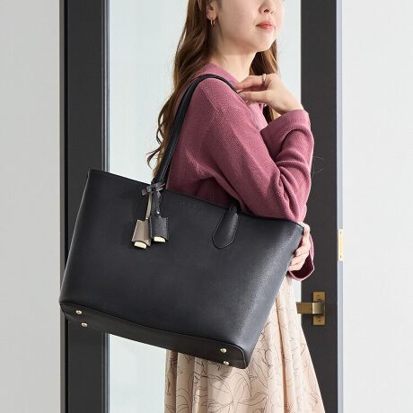 [^:16146]ԑ`g[gobOj[AIy߃|CgzEA4t@CƓTCYE13.3C`PCΉX[uځEVvłƂx[VbNfUCE|₷㕔}`~}`ʋ΁Eʊwő劈̒ԑ`g[gA13.3C`PCΉ̃NbVX[u𓋍ڂăj[A܂IJb`ƂfފƃVvȃfUCŁALV[łg܂BɊ|₷悤ǂꂽnh́AVGbgiŁAꂢڂȈۂoĂ܂B}`ȂĂ̂Ō|זɂȂȂ̂|CgBt@[XgrWlXobOɂ߂̃ACełoCJ[؂₩2t̃`[̓VvȃfUC̃ANZgɁ1tOȂǂ̃AW\łBA4t@CƓTCYŁA13.3C`PCΉ̃NbVX[u𓋍ځBiނPCɂ߂łBJ₷悤A肪2_ut@Xi[dlɂȂĂ܂B|PbgڂĂ̂ŉו̐ڂɕ֗łBOɂ͌Ɋ|܂܃ANZXł|PbgݒuĂ̂ŁAX}[gtH̎[ɕ֗łB|Pbg͐[̂ŃX}[gtHۂ܂܂B[8|PbgځIy|PbgzENbVPCX[u~1EI[v|Pbg~4Et@Xi[|Pbg~1yO|PbgzEʂ|Pbg~1Ewʃ|Pbg~P点ỉ摜͓W̂̂gpĂAۂ̏iƎdlF኱قȂꍇ܂BĂ郂j^[ɂĂۂ̐FƑقȂꍇ܂B܂A\ȂdlύXꍇ܂̂ł܂B