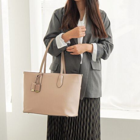 [^:16146]ԑ`g[gobOj[AIy߃|CgzEA4t@CƓTCYE13.3C`PCΉX[uځEVvłƂx[VbNfUCE|₷㕔}`~}`ʋ΁Eʊwő劈̒ԑ`g[gA13.3C`PCΉ̃NbVX[u𓋍ڂăj[A܂IJb`ƂfފƃVvȃfUCŁALV[łg܂BɊ|₷悤ǂꂽnh́AVGbgiŁAꂢڂȈۂoĂ܂B}`ȂĂ̂Ō|זɂȂȂ̂|CgBt@[XgrWlXobOɂ߂̃ACełoCJ[؂₩2t̃`[̓VvȃfUC̃ANZgɁ1tOȂǂ̃AW\łBA4t@CƓTCYŁA13.3C`PCΉ̃NbVX[u𓋍ځBiނPCɂ߂łBJ₷悤A肪2_ut@Xi[dlɂȂĂ܂B|PbgڂĂ̂ŉו̐ڂɕ֗łBOɂ͌Ɋ|܂܃ANZXł|PbgݒuĂ̂ŁAX}[gtH̎[ɕ֗łB|Pbg͐[̂ŃX}[gtHۂ܂܂B[8|PbgځIy|PbgzENbVPCX[u~1EI[v|Pbg~4Et@Xi[|Pbg~1yO|PbgzEʂ|Pbg~1Ewʃ|Pbg~P点ỉ摜͓W̂̂gpĂAۂ̏iƎdlF኱قȂꍇ܂BĂ郂j^[ɂĂۂ̐FƑقȂꍇ܂B܂A\ȂdlύXꍇ܂̂ł܂B