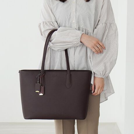 [^:16146]ԑ`g[gobOj[AIy߃|CgzEA4t@CƓTCYE13.3C`PCΉX[uځEVvłƂx[VbNfUCE|₷㕔}`~}`ʋ΁Eʊwő劈̒ԑ`g[gA13.3C`PCΉ̃NbVX[u𓋍ڂăj[A܂IJb`ƂfފƃVvȃfUCŁALV[łg܂BɊ|₷悤ǂꂽnh́AVGbgiŁAꂢڂȈۂoĂ܂B}`ȂĂ̂Ō|זɂȂȂ̂|CgBt@[XgrWlXobOɂ߂̃ACełoCJ[؂₩2t̃`[̓VvȃfUC̃ANZgɁ1tOȂǂ̃AW\łBA4t@CƓTCYŁA13.3C`PCΉ̃NbVX[u𓋍ځBiނPCɂ߂łBJ₷悤A肪2_ut@Xi[dlɂȂĂ܂B|PbgڂĂ̂ŉו̐ڂɕ֗łBOɂ͌Ɋ|܂܃ANZXł|PbgݒuĂ̂ŁAX}[gtH̎[ɕ֗łB|Pbg͐[̂ŃX}[gtHۂ܂܂B[8|PbgځIy|PbgzENbVPCX[u~1EI[v|Pbg~4Et@Xi[|Pbg~1yO|PbgzEʂ|Pbg~1Ewʃ|Pbg~P点ỉ摜͓W̂̂gpĂAۂ̏iƎdlF኱قȂꍇ܂BĂ郂j^[ɂĂۂ̐FƑقȂꍇ܂B܂A\ȂdlύXꍇ܂̂ł܂B