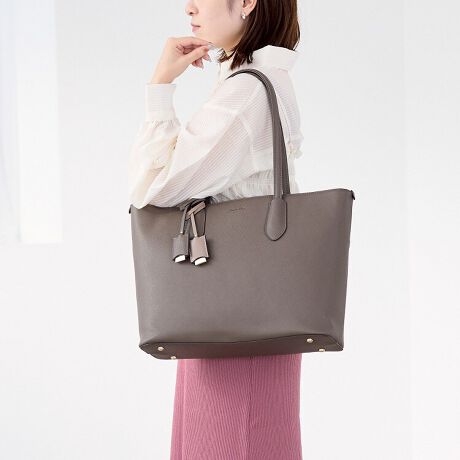 [^:16146]ԑ`g[gobOj[AIy߃|CgzEA4t@CƓTCYE13.3C`PCΉX[uځEVvłƂx[VbNfUCE|₷㕔}`~}`ʋ΁Eʊwő劈̒ԑ`g[gA13.3C`PCΉ̃NbVX[u𓋍ڂăj[A܂IJb`ƂfފƃVvȃfUCŁALV[łg܂BɊ|₷悤ǂꂽnh́AVGbgiŁAꂢڂȈۂoĂ܂B}`ȂĂ̂Ō|זɂȂȂ̂|CgBt@[XgrWlXobOɂ߂̃ACełoCJ[؂₩2t̃`[̓VvȃfUC̃ANZgɁ1tOȂǂ̃AW\łBA4t@CƓTCYŁA13.3C`PCΉ̃NbVX[u𓋍ځBiނPCɂ߂łBJ₷悤A肪2_ut@Xi[dlɂȂĂ܂B|PbgڂĂ̂ŉו̐ڂɕ֗łBOɂ͌Ɋ|܂܃ANZXł|PbgݒuĂ̂ŁAX}[gtH̎[ɕ֗łB|Pbg͐[̂ŃX}[gtHۂ܂܂B[8|PbgځIy|PbgzENbVPCX[u~1EI[v|Pbg~4Et@Xi[|Pbg~1yO|PbgzEʂ|Pbg~1Ewʃ|Pbg~P点ỉ摜͓W̂̂gpĂAۂ̏iƎdlF኱قȂꍇ܂BĂ郂j^[ɂĂۂ̐FƑقȂꍇ܂B܂A\ȂdlύXꍇ܂̂ł܂B