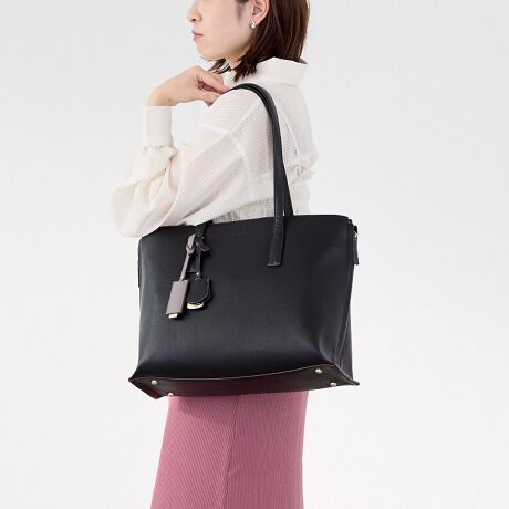 [^:16189]lCuOLobOvV[YŐVIy߃|CgzEƎLC߃fUCEVѐŜTCh̃oCJ[EוʂCɍ킹ĕςVGbgEƂɕ֗ȃGRobOtƎ}`L߂̃LC߃g[gobOBiŃJb`ƂfUCȂ̂ŃrWlXV[ő劈ԈႢȂInh͏߂ɐ݌vĂ̂ŁÃR[g𒅂ĂĂ|₷̂|Cg{̃J[ƃTCh̃oCJ[ɍ킹2t̃`[̓VvȃfUC̃ANZgɁ1tOȂǂ̃AW\łBTCh̃t@Xi[JƗVѐŜoCJ[oBוʂCɍ킹ăVGbgς܂B}`L̂Ŏ[͂͏\Bt@Xi[߂Ə}`肷̂ŁAX^CbVɌ|\łBJ[ƂɈقȂGRobOtĂ̂ŁARrjł̂Ƃɕ֗łB|Pbg̃t@Xi[|Pbgɂ҂[ł̂ŁAKvȎɃTbƎo܂BA4NAt@C(W22~H31cm)13.3C`PC(W31~H22~D2.5cm)[\ȃTCYBɂ͑SɃ|PbgݒuĂ̂ŁA|[`obOCobOŉו𕪂ȂĂȒPɐډ\łB}`L|PbgɂPCӋ@ATCh|Pbgɂ̓ybg{g܂ݎPȂǁAꂼ̏ɂ҂ȃ|Pbg܂BZLeB̍t@Xi[|Pbgɂ͒E\ȃL[XgbvtĂ܂BOɂ|PbgݒuĂ̂ŁAX}[gtHȂǂɎo̎[ɂg܂B[11|PbgځIy|PbgzEI[v|Pbg~4Et@Xi[|Pbg~1E13.3C`PCΉPCX[u~1E{gz_[~2Eyz_[~1yO|PbgzEwʂ|Pbg~1Et@Xi[|Pbg~1点BȅƖ̊֌WɂAۂFقȂČꍇ܂B܂AĂ郂j^[̊ɂĂۂ̐FƑقȂꍇ܂B\ȂdlύXꍇ܂̂ł܂B