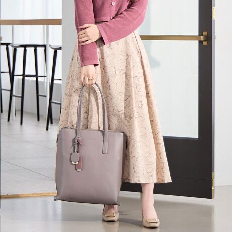 [^:16190]lCuOLobOvV[YŐVIy߃|CgzEƎLC߃fUCEVѐŜTCh̃oCJ[EוʂCɍ킹ĕςVGbgEƂɕ֗ȃGRobOtƎ}`L߂̃LC߃g[gobOBiŃJb`ƂfUCȂ̂ŃrWlXV[ő劈ԈႢȂInh͏߂ɐ݌vĂ̂ŁÃR[g𒅂ĂĂ|₷̂|Cg{̃J[ƃTCh̃oCJ[ɍ킹2t̃`[̓VvȃfUC̃ANZgɁ1tOȂǂ̃AW\łBTCh̃t@Xi[JƗVѐŜoCJ[oBוʂCɍ킹ăVGbgς܂B}`L̂Ŏ[͂͏\Bt@Xi[߂Ə}`肷̂ŁAX^CbVɌ|\łBJ[ƂɈقȂGRobOtĂ̂ŁARrjł̂Ƃɕ֗łB|Pbg̃t@Xi[|Pbgɂ҂[ł̂ŁAKvȎɃTbƎo܂BA4NAt@C(W22~H31cm)13.3C`PC(W31~H22~D2.5cm)[\ȃTCYBɂ͑SɃ|PbgݒuĂ̂ŁA|[`obOCobOŉו𕪂ȂĂȒPɐډ\łB}`L|PbgɂPCӋ@ATCh|Pbgɂ̓ybg{g܂ݎPȂǁAꂼ̏ɂ҂ȃ|Pbg܂BZLeB̍t@Xi[|Pbgɂ͒E\ȃL[XgbvtĂ܂BOɂ|PbgݒuĂ̂ŁAX}[gtHȂǂɎo̎[ɂg܂B[11|PbgځIy|PbgzEI[v|Pbg~4Et@Xi[|Pbg~1E13.3C`PCΉPCX[u~1E{gz_[~2Eyz_[~1yO|PbgzEwʂ|Pbg~1Et@Xi[|Pbg~1点BȅƖ̊֌WɂAۂFقȂČꍇ܂B܂AĂ郂j^[̊ɂĂۂ̐FƑقȂꍇ܂B\ȂdlύXꍇ܂̂ł܂B