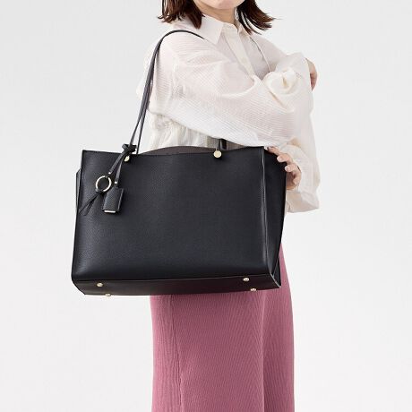 [^:16144]fBCN~[肪IX}[gʋ΃obOy߃|CgzEו̐ڂɕ֗3̎[Xy[XE؂₩ȃRrJ[~S[hp[cE2WAYŎgV_\xgtʋ΂ɂ҂ȂƏifUCA4TCYg[gobOB悭咣RrJ[ƃS[h̃p[cgŃR[fɉ؂₩vX܂Bt@Xi[t̃C[Xy[XɁAANZX₷2̃I[v[Xy[Xv3̎[Xy[XŁAȒPɉו̐ڂłႢ܂A4NAt@C(W22~H31cm)́Aǂ̃Xy[Xɂ[\Ȃ̂|Cgꂼ̎[Xy[XɃ|PbgݒuĂ̂ŁAoV[וɍ킹Ď[ӏāAobO̒g聕o炭炭IE\ȃV_[xgtĂ̂ŁA莝ƃii|2WAYłg܂Betł莩Ă܂B[dᐳʁFIDP[XX}[gtHȂǈړ̏oꂪ̃CFMdi⃁CN|[`Ȃǂ΂鎄wʁFA4NAt@C(W22~H31cm)蒠Ȃǂ̎ނȂǏ[7|PbgځIy|Pbgzʑ[Xy[XEI[v|Pbg~2C[Xy[XEI[v|Pbg~2Et@Xi[|Pbg~1wʑ[Xy[XEt@Xi[|Pbg~1yO|PbgzEwʃ|Pbg~P点BȅƖ̊֌WɂAۂFقȂČꍇ܂B܂AĂ郂j^[̊ɂĂۂ̐FƑقȂꍇ܂B\ȂdlύXꍇ܂̂ł܂B