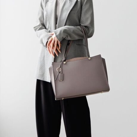 [^:16144]fBCN~[肪IX}[gʋ΃obOy߃|CgzEו̐ڂɕ֗3̎[Xy[XE؂₩ȃRrJ[~S[hp[cE2WAYŎgV_\xgtʋ΂ɂ҂ȂƏifUCA4TCYg[gobOB悭咣RrJ[ƃS[h̃p[cgŃR[fɉ؂₩vX܂Bt@Xi[t̃C[Xy[XɁAANZX₷2̃I[v[Xy[Xv3̎[Xy[XŁAȒPɉו̐ڂłႢ܂A4NAt@C(W22~H31cm)́Aǂ̃Xy[Xɂ[\Ȃ̂|Cgꂼ̎[Xy[XɃ|PbgݒuĂ̂ŁAoV[וɍ킹Ď[ӏāAobO̒g聕o炭炭IE\ȃV_[xgtĂ̂ŁA莝ƃii|2WAYłg܂Betł莩Ă܂B[dᐳʁFIDP[XX}[gtHȂǈړ̏oꂪ̃CFMdi⃁CN|[`Ȃǂ΂鎄wʁFA4NAt@C(W22~H31cm)蒠Ȃǂ̎ނȂǏ[7|PbgځIy|Pbgzʑ[Xy[XEI[v|Pbg~2C[Xy[XEI[v|Pbg~2Et@Xi[|Pbg~1wʑ[Xy[XEt@Xi[|Pbg~1yO|PbgzEwʃ|Pbg~P点BȅƖ̊֌WɂAۂFقȂČꍇ܂B܂AĂ郂j^[̊ɂĂۂ̐FƑقȂꍇ܂B\ȂdlύXꍇ܂̂ł܂B