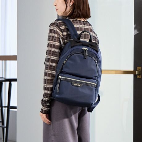 [^:16195]AȂ@\I~hbNy߃|CgzEltF~jȃ{fUCEg̗ǂA4WXgTCYEfbgXy[X̖|Pbg[Eʋ΂ɂfC[ɂyʂ550gIgbvɂ{|CgA4WXgTCYbNBS[hƍ|Cgg邱ƂŁA炵Əi}b`ltF~jȃbNɎdオ܂BJ̃TChiiɃJbgꂽC[Xy[X́AJ₷Ag₷݌vɂȂĂ܂BA4p(W210~H297mm)MM[\ȃTCYŁAނ͎ȂǁAybg{g₨ٓAzȂǁAKvȉו1̃obOł[Ƃւ߂łBtgɏ㉺2iŐݒu|Pbg̓}`肠̂ŁA܂Ń|[`̂悤Ɏg₷A[͂\ĩ|Pbg͑OG̏ɒuƂłוo₷̂|CgBw܂܃ANZX₷wʃ|Pbgɂ́AX}[gtH[̂߂łBy|PbgzEI[v|Pbg~1Et@Xi[|Pbg~1yO|PbgzEtg|Pbg~2点BȅƖ̊֌WɂAۂFقȂČꍇ܂B܂AĂ郂j^[̊ɂĂۂ̐FƑقȂꍇ܂B\ȂdlύXꍇ܂̂ł܂B