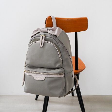 [^:16195]AȂ@\I~hbNy߃|CgzEltF~jȃ{fUCEg̗ǂA4WXgTCYEfbgXy[X̖|Pbg[Eʋ΂ɂfC[ɂyʂ550gIgbvɂ{|CgA4WXgTCYbNBS[hƍ|Cgg邱ƂŁA炵Əi}b`ltF~jȃbNɎdオ܂BJ̃TChiiɃJbgꂽC[Xy[X́AJ₷Ag₷݌vɂȂĂ܂BA4p(W210~H297mm)MM[\ȃTCYŁAނ͎ȂǁAybg{g₨ٓAzȂǁAKvȉו1̃obOł[Ƃւ߂łBtgɏ㉺2iŐݒu|Pbg̓}`肠̂ŁA܂Ń|[`̂悤Ɏg₷A[͂\ĩ|Pbg͑OG̏ɒuƂłוo₷̂|CgBw܂܃ANZX₷wʃ|Pbgɂ́AX}[gtH[̂߂łBy|PbgzEI[v|Pbg~1Et@Xi[|Pbg~1yO|PbgzEtg|Pbg~2点BȅƖ̊֌WɂAۂFقȂČꍇ܂B܂AĂ郂j^[̊ɂĂۂ̐FƑقȂꍇ܂B\ȂdlύXꍇ܂̂ł܂B