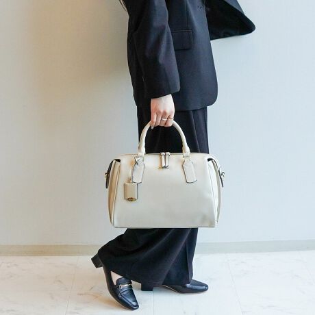 [^:16194]ItBXX^Cɂ킹₷I{XgobOy߃|CgzEڂ~eʁȗǂƂX{XgEON/OFFg₷NZ̖VvfUCE2WAYŎgV_\xgtItBXJWAɂ킹₷A}`Ƃ{XgobOBON/OFFLV`G[VŊ􂵂ĂACełBʂ̃nhobOł͗eʂȂǁAA4TCY͂ȂȁAAAƂɂ߂̃TCYłBItBXŎg₷肳A_炩Ȏ̍ƂӂƂVGbgł肵ȂAtF~jŏiȈۂɁB肵ڂłeʂ͏\ɐݒuI[v|Pbg͕БɃ}`̂ŁAbvږȂǁAׁX̂||[ł܂Bg₷̂łƎ[ĂKvȂ̂Ɍ܂BE\ȃV_\xgtĂ̂ŁA莝ƃii|2WAYłg܂B肵VGbgŒetȂ̂ŒuƂɂ莩Ă܂B[ڈE500mLybg{gẼJ[fBKEzEA5TCY蒠ERX|[`EnfBt@Ȃǁy|PbgzEЃ}`I[v|Pbg~2Et@Xi[|Pbg~1yO|PbgzEwʃ|Pbg~1点BȅƖ̊֌WɂAۂFقȂČꍇ܂B܂AĂ郂j^[̊ɂĂۂ̐FƑقȂꍇ܂B\ȂdlύXꍇ܂̂ł܂B