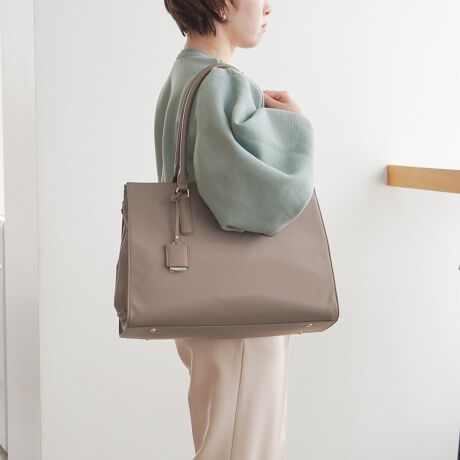 [^:16271]Jewelna Rose lCNo.1bNV[YiCVer.oI@\͂̂܂܂ɁAD݂ɍ킹Ė{̑fނIׂ悤ɂȂ܂y߃|CgzEA4TCY/14.0C`PC[\EC[[+PCp[2[^CvE@\ɕx񂾖Lxȃ|PbgEIEItgx[VbNȃfUCiŃ~j}ȁAƂfUC̃bNBpɊۂ݂XNGAVGbgŏ炵_炩ƃX}[goBĉiȃiCfށ~\̂鍇̃|CggŐ炵̎cۂɎdグ܂BC[ɂPCӋ@[₷}`L|PbgAANZT[̎[ɂ҂Ȑ[̐󂢃t@Xi[|PbgA{gz_[ȂǁAו̐ڂ₷HvIA4NAt@C(W22~H31cm)[\ȃ|PbgݒuĂ̂ŁA厖ȏނ[ł܂Bwʎ[ɂPC[̂߁B14.0C`PC(W33~H24~D2.5cm)[\ȃTCYłBt@Xi[̓_udlBJ̃TChiiɃJbgĂ̂ŁAJ₷Ag₷݌vɂȂĂ܂BOɂ͔w܂܃ANZXł|Pbg𕡐ݒuBX}[gtH̎[ɕ֗łBwʂɂ̓X[cP[XɌŒłZbgAbvxgtBE\ȕt`[̓WGi[ỸSB~[ƂăCN`FbNɂ􂵂Ă܂BnhobÔ悤ɎĂ邵Ƃgbvnh̓rWlXV[ł𗧂܂B点ỉ摜͓W̂̂gpĂAۂ̏iƎdlF኱قȂꍇ܂BĂ郂j^[ɂĂۂ̐FƑقȂꍇ܂B܂A\ȂdlύXꍇ܂̂ł܂B