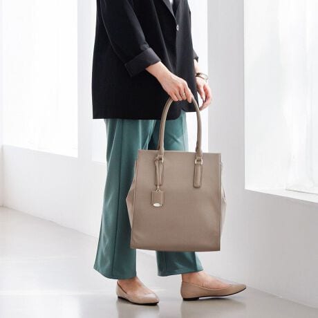 [^:16272]Jewelna Rose lCNo.1dg[giCVer.oI@\͂̂܂܂ɁAD݂ɍ킹Ė{̑fނIׂ悤ɂȂ܂y߃|CgzEO\PCP[XtE`{bNXȂǉŝ̂[₷L߂̃}`E傫ĴŁAו̏oꂪN`Eprɍ킹ĎglXȃ^Cṽ|Pbg[A4TCỸt@C13.3C`PCɂ߂̃obOłBiȃĉiCngpAꂢ߂ȈۂɎdグ܂BuOLobOƂ΁Ivȃ}Olbgtbv̗pB^b`ŊJł̂ŁA}łƂɂ֗łBt@Xi[߂ȂĂƌ̂|CgInh͓|悤ɐ݌vĂ̂ŁAɎזɂȂ܂B}`L̂ŁA`{bNXȂǂ[ł܂BނPCAybg{g⃁CN|[`ȂǁAKvȉו[ł鏭傫߂ȂȂ̂őוɂ߂łBt̃`[̓WGi[ỸSB~[ƂăCN`FbNɂ􂵂Ă܂B13.3C`PC[\PCP[XtĂ܂IO\ŃnhĂ̂ŁAobO̒łPC[͂AItBXłPC̎^тɂg܂BobO{̂ɂPCP[XɂAlXȃ^Cṽ|PbgLxɐݒu܂B点ỉ摜͓W̂̂gpĂAۂ̏iƎdlF኱قȂꍇ܂BĂ郂j^[ɂĂۂ̐FƑقȂꍇ܂B܂A\ȂdlύXꍇ܂̂ł܂B