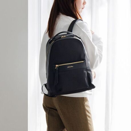 [^:16241]iō̂邨dbNy߃|CgzEiC~tFCNU[̏iȃfUCEwɑ傫ȂƂVGbgEA4/13.3C`PC[\ȃTCYĉiCfނɁA\̂tFCNU[|킹iō̂郊bNTbNBtg̃St@Xi[Ń|CggS[h̃J[Oŉ؂₩ȈۂɁBA4NAt@C(W22~H31cm)[\ȃTCYŁA13.3C`PC(W31~H22~D2.5cm)ΉPCX[uݒuBdɕKvȉו[Ă܂BƂVGbgȂ̂Ŕwɑ傫Ȃ̂|CgBw܂܃ANZXłwʃ|Pbg̓X}[gtHЈ؁AȂǃTbƎo̎[ɂ߂łBJ[E{́FubN~Fu[E{́FO[W~Fx[WE{́F_[NuE~FuEy|PbgzE13.3C`ΉPCX[u~1Et@Xi[|Pbg~1EЃ}`I[v|Pbg~1yO|PbgzEtg|Pbg~1Ewʃ|Pbg~1