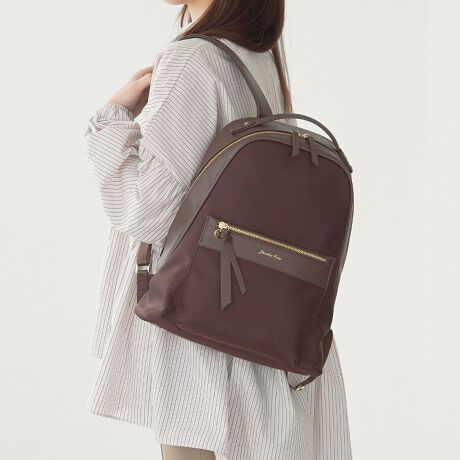 [^:16241]iō̂邨dbNy߃|CgzEiC~tFCNU[̏iȃfUCEwɑ傫ȂƂVGbgEA4/13.3C`PC[\ȃTCYĉiCfނɁA\̂tFCNU[|킹iō̂郊bNTbNBtg̃St@Xi[Ń|CggS[h̃J[Oŉ؂₩ȈۂɁBA4NAt@C(W22~H31cm)[\ȃTCYŁA13.3C`PC(W31~H22~D2.5cm)ΉPCX[uݒuBdɕKvȉו[Ă܂BƂVGbgȂ̂Ŕwɑ傫Ȃ̂|CgBw܂܃ANZXłwʃ|Pbg̓X}[gtHЈ؁AȂǃTbƎo̎[ɂ߂łBJ[E{́FubN~Fu[E{́FO[W~Fx[WE{́F_[NuE~FuEy|PbgzE13.3C`ΉPCX[u~1Et@Xi[|Pbg~1EЃ}`I[v|Pbg~1yO|PbgzEtg|Pbg~1Ewʃ|Pbg~1