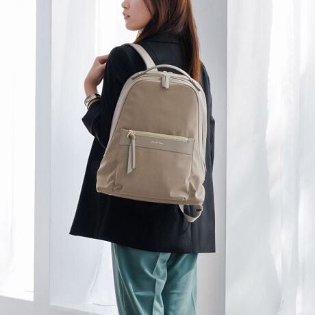 [^:16242]iō̂邨dbNy߃|CgzEiC~tFCNU[̏iȃfUCEwɑ傫ȂƂVGbgEA4/14.0C`PC[\ȃTCYĉiCfނɁA\̂tFCNU[|킹iō̂郊bNTbNBtg̃St@Xi[Ń|CggS[h̃J[Oŉ؂₩ȈۂɁBA4NAt@C(W22~H31cm)[\ȃTCYBC[Xy[XPC[Xy[X2[݌vŁAPC[Xy[Xɂ14.0C`PC[ł܂BƂVGbgȂ̂Ŕwɑ傫Ȃ̂|CgBw܂܃ANZXłwʃ|Pbg̓X}[gtHЈ؁AȂǃTbƎo̎[ɂ߂łBJ[E{́FubN~Fu[E{́FO[W~Fx[WE{́F_[NuE~FuEy|PbgzEA4TCY|Pbg~1Et@Xi[|Pbg~1EI[v|Pbg~2EЃ}`I[v|Pbg~1yO|PbgzEtg|Pbg~1Ewʃ|Pbg~1