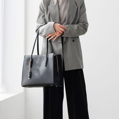 [^:16222]@\I3[XNGAg[gy߃|CgzEו̐ڂɕ֗3̎[Xy[XEA4TCYMM[\ȃTCYE\LȐ؂ւfUCƂVGbgŁAʋ΂ɂ߂ȃXNGAnhobOBnhTCh̕\LȐ؂ւfUCNVJŏiȈۂɁBghCNȃOnhfUCŁÃR[g𒅂ĂĂ肪ɂȂȂ̂|Cgt@Xi[t̃C[Xy[XɁAANZX₷2̃I[v[Xy[Xv3̎[Xy[XŁAȒPɉו̐ڂłႢ܂I[v[Xy[XA4NAt@C(W22~H31cm)҂[\ȃTCYłBꂼ̎[Xy[XɃ|PbgݒuĂ̂ŁAoV[וɍ킹Ď[ӏāAobO̒g聕o炭炭I[dᐳʁFIDP[XX}[gtHȂǈړ̏oꂪ̃CFMdi⃁CN|[`Ȃǂ΂鎄wʁFA4NAt@C(W22~H31cm)蒠Ȃǂ̎ނȂǁy|Pbgzʑ[Xy[XEI[v|Pbg~2C[Xy[XEI[v|Pbg~2wʑ[Xy[XEt@Xi[|Pbg~1yO|PbgzEwʂ|Pbg~1点BȅƖ̊֌WɂAۂFقȂČꍇ܂B܂AĂ郂j^[̊ɂĂۂ̐FƑقȂꍇ܂B\ȂdlύXꍇ܂̂ł܂B