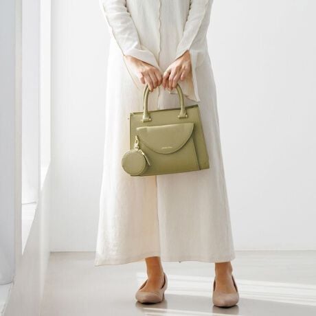 [^:16232]y߃|CgzE~@\̃tbvfUCE2WAYŎgV_[xgtERpNgł500mLybg{g[\ERƉ|[`ttgɂtbvۓIȃnhobOB̃R[fBl[gɍ킹₷VvȃfUCŁAIEItǂłg܂BE\ȃV_[xgtĂ̂ŁAnhobOƂĂV_[obOƂĂ2WAYłg܂BG̏ɂ傤ǎ܂TCYŁAnh|̂ňړV_[gזɂȂ܂BRpNgȂ500mLybg{g[\BĴŉו̏o炭Bt̃|[`͒E\IANZT[LfB[ȂǍׂȃACe̎[ɂ߁BODJɐݒufUC̃ANZgɁAVvɎgƂ̓obO̒ɂ܂܂Btbv|Pbgɂ̓}`Ă̂ŁAnJ`⃊bvȂǁAɎoƎ[ł܂BȃV[ɂߒʋ VbsO fBi[ JtF s RT[g etc.y|PbgzEt@Xi[|Pbg~1EЃ}`I[v|Pbg~2yO|PbgzEtg|Pbg~1Etg|Pbg~1Ewʃ|Pbg~1点BȅƖ̊֌WɂAۂFقȂČꍇ܂B܂AĂ郂j^[̊ɂĂۂ̐FƑقȂꍇ܂B\ȂdlύXꍇ܂̂ł܂B