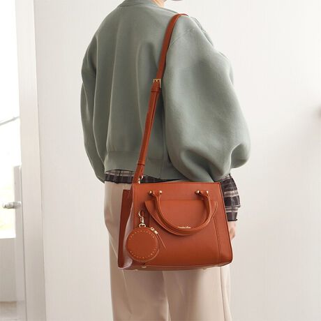 [^:16232]y߃|CgzE~@\̃tbvfUCE2WAYŎgV_[xgtERpNgł500mLybg{g[\ERƉ|[`ttgɂtbvۓIȃnhobOB̃R[fBl[gɍ킹₷VvȃfUCŁAIEItǂłg܂BE\ȃV_[xgtĂ̂ŁAnhobOƂĂV_[obOƂĂ2WAYłg܂BG̏ɂ傤ǎ܂TCYŁAnh|̂ňړV_[gזɂȂ܂BRpNgȂ500mLybg{g[\BĴŉו̏o炭Bt̃|[`͒E\IANZT[LfB[ȂǍׂȃACe̎[ɂ߁BODJɐݒufUC̃ANZgɁAVvɎgƂ̓obO̒ɂ܂܂Btbv|Pbgɂ̓}`Ă̂ŁAnJ`⃊bvȂǁAɎoƎ[ł܂BȃV[ɂߒʋ VbsO fBi[ JtF s RT[g etc.y|PbgzEt@Xi[|Pbg~1EЃ}`I[v|Pbg~2yO|PbgzEtg|Pbg~1Etg|Pbg~1Ewʃ|Pbg~1点BȅƖ̊֌WɂAۂFقȂČꍇ܂B܂AĂ郂j^[̊ɂĂۂ̐FƑقȂꍇ܂B\ȂdlύXꍇ܂̂ł܂B