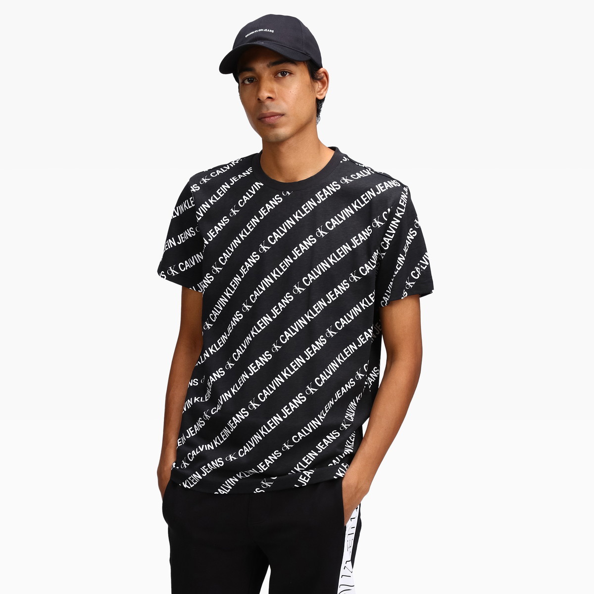 シャドウ ロゴ モノグラム Tシャツ | カルバン・クライン(Calvin Klein 