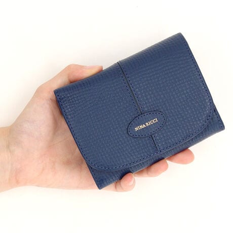 [^:085168210]ӂƂJWAȊpV{̌^{^b`̗ǂzłBZ^[nMƑȉ~`̊vpb`|Cg̃VvȃfUCłBt@Xi[̊vɂ͎O\ȃS̃`[Ă܂BS`[tNINA RICCĨuhR[ĥЂƂōWG[ȂǂŎgĂ܂B`[̗ʂɂNINA RICCĨS󂳂Ă܂BɂރXȃ^CvAՂ[łċ@\IȌ`܂ŃoG[VLȃCibvpӂ܂Bji b`@NINA RICCI }VEGhE