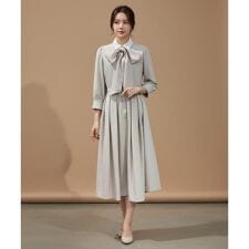 リボンタイ付き白襟タックフレアワンピース