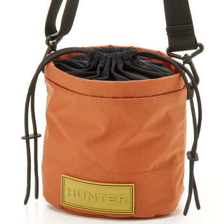 [^:UBX3602NRS-RCE]HUNTER/TravelBag@tH킢oPbgobO@24H~̐VF@͋Ĉ邱肵J[OfUCƎp˔gxbvXgbvoPbǵATravelBagV[Yʂ̝EϋvɗDꂽTCNbvXgbviCBh[R[hŊȒPɊJłAƂ킢炵bNXŎ育ȃTCỸobOBVvȂ琳ʂHUNTERSANZgɂȂfUCłBTCYF17.5cmA18cmA}`14.5cmXgbvF75/129cmeʁF2.9k