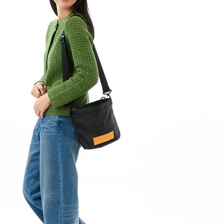 [^:UBX3602NRS5A]HUNTER/tH킢oPbgobO25H~V[YJ[fUCƎp˔gxbvXgbvoPbǵATravelBagV[Yʂ̝EϋvɗDꂽTCNbvXgbviCBh[R[hŊȒPɊJłAƂ킢炵bNXŎ育ȃTCỸobOBVvȂ琳ʂHUNTERSANZgɂȂfUCłB̓V[YJ[̐VłԂ̃J[O܂iUBX3602NRSj