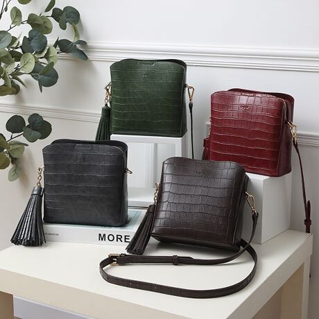 [^:UNG-51950]lCrbN^bZ~jV_[obÕ}bhNRo[WlC̏㎿ȃNR^fނɁA傫ȃ^bZANZgɂȂV_[obOBfUC͖ʂ̂ȂƂfUCłǂȃX^COɂ킹₷􃁃C̊JɉAʂƔwʂɂ|Pbg3̎d؂|PbgɂȂĂgQȂ̂ŃfC[Ƀwre̗\łB lXȃX^COɂlɂĂ̂ŔėpQII 