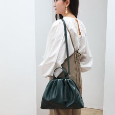 ソフトギャザー　ビッグタッセルハンドバッグ