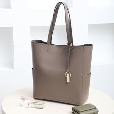 アングリッド(Ungrid)のキーリングチャーム付き　ラージトートバッグ