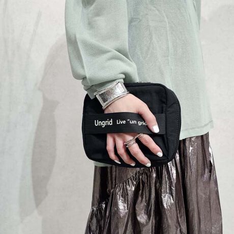 [^:UNG-53230W]y J[oG[VLxŃÑVvłȃ}`|[` zRpNgȌڂǂՂ̎[́Bungrid̃SXe[v|Cg̑@\|[`łBb̃XNGA^|[`VoI_炩Ȃ݂̗ǂ\tgiCgpĂׁẢ̓TTƐ@܂i\ʂ̂݁jiČyʂƃVvJWAQɃ}b`fUCŁA炸[X}[gɎ܂܂BJɑR̎d؂|PbgÂׂ邱ƂȂo₷[ł܂B|Pbg[[ĂAKvȂ̂ɌpbƎo遚OɂI[v|Pbgg蔲QBACNȊOɂAIcĂ~߂AX}z̏[d퓙}`ȗprłg܂IjZbNXLxȐFWJŃMtgɂASĂ̕}`ɎgXOmłUngridBRAND CONCEPT Live gun gridhugɎꂸ悤BvSn̂悢͐SLɁAfUC͓ɎhB͂Ȃ̖ɍKƎM炷ł傤B炵@Ɓ@z̎BUngrid͂̏BuȂ肽ւȂv`ł΂ƊĂ܂BȂz`Sy߂܂悤ɁB