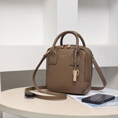 [^:UNG-54310B]`ꂽہAǂȃR[fɂȂ݂₷IgiȃJWABAG`㎿ȋvgp̂{XgobOł~j}N[ȃXNGA^{XgobOJ̃t@Xi[傫JĎg聝~jTCYȂAzX}[gtHȂǂ̎vACe[łTCYŗ֐̍obOfjŃJWAɂs[XŃfBɂALX^COƑQłyގz㎿ŏ_炩ȋvgobO̓V{̎Ȃ݂悭A܂B_炩fނȂ^ꂵɂAlȏɂ҂ȃobOłBʂ̂ȂVvȃfUCǂȃX^CɂAd󂵂BpłpAϋvɗDꂽ{vobO͖̒ȂɌȂȂ܂V[Y֌WȂgԃfUC͗sɗꂸɎ炵X^Cy߂邱ƊԈႢȂB̋v͒gĂw^邱ƂȂAgނقǂɖ킢[ȂAɓł܂BI[U[̈ꐶ̂̃obOA荠iōwł邱̋@ЍłȂB_炩i`ȃV{̂iȕ͋C̊v̕\oy݉B̐i͖{viłB̐ĝ̓iV~zNAǂ̋؂PK̍Ȃǁjɂ̍܂B{vi͈ߕƂ̖CŐFڂ肷邱Ƃ܂̂ŁAF̈ߕƂ̑gݍ킹͂ӂBipׂɁAiɓĂ܂舵̒ӗpKmF̏エ舵B`Ungrid`Cɓo^EiCɓo^iCɓo^ĂƂōēגʒmAXg1_̒ʒmAZ[ʒm󂯎肢܂BCɓo^邾Ȃ̂ŁACɂȂi͐񂨋Cɓo^肢܂UngridBRAND CONCEPT Live gun gridhugɎꂸ悤BvSn̂悢͐SLɁAfUC͓ɎhB͂Ȃ̖ɍKƎM炷ł傤B炵@Ɓ@z̎BUngrid͂̏BuȂ肽ւȂv`