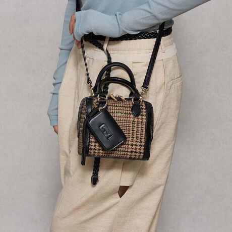 [^:UNG-54510B]NVJŏiȃVFCvɉ`[ANZgɃVvȂꂽiȃVFCṽ~j{XgobO`FbÑ|Cg|CgɌĂP[XƃpR[ĥ`[t▭oXP[Xɂ̓Cz⌮܂B~jTCYĂ邾łAX^COiグBAGłÎ~j}ȃfUCȂA~jzX}[gtHȂǍŒKvȉו[ł̂łƂoɂ͍œKIl̃J[WJƁAVvfUCiō`FbÑRrl[VNVJEBe[WEg̃gh_ut@Xi[Jő傫JA₷Z&etň芴Q邽߁Ag₷It̃V_[Ō|E΂ߊ|\łBUngridBRAND CONCEPT Live gun gridhugɎꂸ悤BvSn̂悢͐SLɁAfUC͓ɎhB͂Ȃ̖ɍKƎM炷ł傤B炵@Ɓ@z̎BUngrid͂̏BuȂ肽ւȂv`ł΂ƊĂ܂BȂz`Sy߂܂悤ɁB