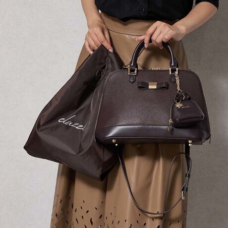 [^:DAZ-60020B]R[fɉf郊{|Cg̃nhobOTtBA[mPUŃV[I΂ɑ劈􂷂邱ƊԈႢȂIs̃`[tŁA`[̒ɂ̓GRobNĂ肨ȍv3_ZbgIfBX^CiグiobO͂o͖ܘ_Af[gp[eBAIP[WV[ɂob`͂܂܂IPOINTEîlȋ{ŃghʂȂEOw|PbgŐڂ₷EJƉԕ̗nqUPEetŉڗɂ邵荂̂EnhobOX^C̑ɕt̃V_[xgtΌ|΂ߊ|ł̂ŗ󂯂܂EiȃJ[WJƏ̂ɂtFCNU[gpĂ܂idlES̃t@Xi[JEɃI[v|Pbgƃt@Xi[|PbgLEeLEti@ߎV_[xg@obO^`[iGRobOjyTCYzA5TCYFZAzFZAybg{gi500mljFZAX}[gtHi14.7~7.2cmjFZA|[`FZAJ[hP[XFZAnJ`FZAbvFZACXCzFZAN[FZ`dazzlin`@BRAND CONCEPTuRipple of color.vSe܂AX`ʂȓACȂBSy݂BȋCAuŎv܂܂ɁBƂ́uDvƏo͂BAFƂǂ̐FałB