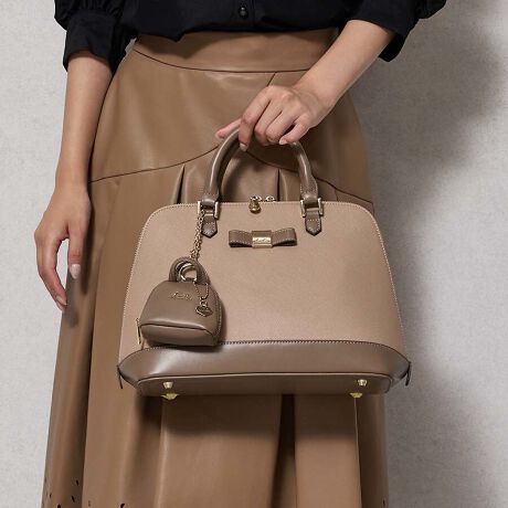 [^:DAZ-60020B]R[fɉf郊{|Cg̃nhobOTtBA[mPUŃV[I΂ɑ劈􂷂邱ƊԈႢȂIs̃`[tŁA`[̒ɂ̓GRobNĂ肨ȍv3_ZbgIfBX^CiグiobO͂o͖ܘ_Af[gp[eBAIP[WV[ɂob`͂܂܂IPOINTEîlȋ{ŃghʂȂEOw|PbgŐڂ₷EJƉԕ̗nqUPEetŉڗɂ邵荂̂EnhobOX^C̑ɕt̃V_[xgtΌ|΂ߊ|ł̂ŗ󂯂܂EiȃJ[WJƏ̂ɂtFCNU[gpĂ܂idlES̃t@Xi[JEɃI[v|Pbgƃt@Xi[|PbgLEeLEti@ߎV_[xg@obO^`[iGRobOjyTCYzA5TCYFZAzFZAybg{gi500mljFZAX}[gtHi14.7~7.2cmjFZA|[`FZAJ[hP[XFZAnJ`FZAbvFZACXCzFZAN[FZ`dazzlin`@BRAND CONCEPTuRipple of color.vSe܂AX`ʂȓACȂBSy݂BȋCAuŎv܂܂ɁBƂ́uDvƏo͂BAFƂǂ̐FałB