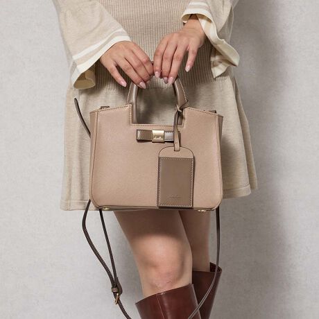 [^:DAZ-60030B]R[fɉf郊{l~jg[gobOXbLƂXNGA^AAI|PbgŐ₷dlȂ̂ŕKi炸~j}Ɏ܂TCYBfBX^CiグiobO͂o͖ܘ_Af[gp[eBAIP[WV[ɂob`͂܂܂IPOINTEîlȋ{ŃghʂȂEOw|PbgŐڂ₷EJƉԕ̗nqUPEJ[hP[X`[t|CgẼpXP[XɂĂǂÃgJE΂ĂǂȎgłEetŉڗɂ邵荂̂EnhobOX^C̑ɕt̃V_[xgtΌ|΂ߊ|ł̂ŗ󂯂܂EiȃJ[WJƏ̂ɂtFCNU[gpĂ܂idlES̃t@Xi[JEɃI[v|Pbgƃt@Xi[|PbgLEeLEti@ߎV_[xg@J[hz_[`[yTCYzA5TCYFZAzFZAybg{gi500mljFZAX}[gtHi14.7~7.2cmjFZA|[`FZAJ[hP[XFZAnJ`FZAbvFZACXCzFZAN[FZ`dazzlin`@BRAND CONCEPTuRipple of color.vSe܂AX`ʂȓACȂBSy݂BȋCAuŎv܂܂ɁBƂ́uDvƏo͂BAFƂǂ̐FałB