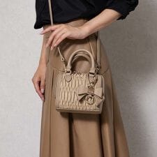 ダズリン(DazzliN')の【dazzlin/ダズリン】リボンチャーム付 ギャザーシャーリングミニボストンバッグ