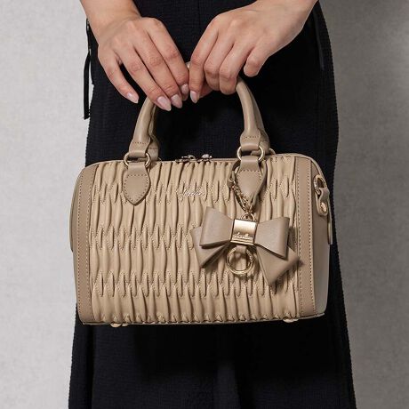 [^:DAZ-60230B]Ggh̃MU[fBeB[dazzlin炵tF~jJWAɁINVJȃVGbgȂڂ傫߂̃{`[{G肽ȂMU[͂̃{XgobO{`[tŁAgh΂IiȃJ[ȂƂ݊̓R[fBl[g̊ɂȂ܂ȈH~͎̊邱ƊԈႢȂIPOINTEJƉԕ̗nqUPEnhobOX^C̑ɕt̃V_[xgtΌ|΂ߊ|ł̂ŗ󂯂܂EiȃJ[WJƏ̂ɂtFCNU[gpĂ܂idlES̃t@Xi[JEɃI[v|PbgLEti@ߎV_[xgyTCYzzFZAX}[gtHi14.7~7.2cmjFZA|[`FZAJ[hP[XFZAnJ`FZAbvFZACXCzFZAN[FZ`dazzlin`@BRAND CONCEPTuRipple of color.vSe܂AX`ʂȓACȂBSy݂BȋCAuŎv܂܂ɁBƂ́uDvƏo͂BAFƂǂ̐FałB