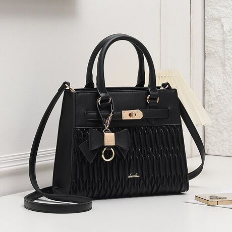 [^:DAZ-60240B]Ggh̃MU[fBeB[dazzlin炵tF~jJWAɁINVJȃxgfUCp[cAڂ傫߂̃{`[{x[VbNȃtH̃obOȂ̂ŗlXȃV[łp܂BJɂ̓}OlbgĂāAɂfUCłB悭RpNgȃtHłAet̃}`Ŏ[͂肠܂Bɂ͑傫߂̃t@Xi[t|PbgƃI[v|PbgtĂ܂BO\Œ߂łV_[XgbvtBPOINTEdazzlinIWirbO{`[tŃghʂȂX}z⑼̃obOɕtւĂXXȉłIEJƉԕ̗nqUPEetŉڗɂ鍂̂E̗ǂ炩ȃtFCNU[E̓IȃXNGAtHEV_[xg͎O\2WAYdlnhobOX^C̑ɕt̃V_[xgtΌ|΂ߊ|ł̂ŗ󂯂܂`dazzlin`@BRAND CONCEPTuRipple of color.vSe܂AX`ʂȓACȂBSy݂BȋCAuŎv܂܂ɁBƂ́uDvƏo͂BAFƂǂ̐FałB