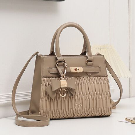 [^:DAZ-60240B]Ggh̃MU[fBeB[dazzlin炵tF~jJWAɁINVJȃxgfUCp[cAڂ傫߂̃{`[{x[VbNȃtH̃obOȂ̂ŗlXȃV[łp܂BJɂ̓}OlbgĂāAɂfUCłB悭RpNgȃtHłAet̃}`Ŏ[͂肠܂Bɂ͑傫߂̃t@Xi[t|PbgƃI[v|PbgtĂ܂BO\Œ߂łV_[XgbvtBPOINTEdazzlinIWirbO{`[tŃghʂȂX}z⑼̃obOɕtւĂXXȉłIEJƉԕ̗nqUPEetŉڗɂ鍂̂E̗ǂ炩ȃtFCNU[E̓IȃXNGAtHEV_[xg͎O\2WAYdlnhobOX^C̑ɕt̃V_[xgtΌ|΂ߊ|ł̂ŗ󂯂܂`dazzlin`@BRAND CONCEPTuRipple of color.vSe܂AX`ʂȓACȂBSy݂BȋCAuŎv܂܂ɁBƂ́uDvƏo͂BAFƂǂ̐FałB