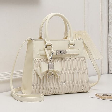 [^:DAZ-60240B]Ggh̃MU[fBeB[dazzlin炵tF~jJWAɁINVJȃxgfUCp[cAڂ傫߂̃{`[{x[VbNȃtH̃obOȂ̂ŗlXȃV[łp܂BJɂ̓}OlbgĂāAɂfUCłB悭RpNgȃtHłAet̃}`Ŏ[͂肠܂Bɂ͑傫߂̃t@Xi[t|PbgƃI[v|PbgtĂ܂BO\Œ߂łV_[XgbvtBPOINTEdazzlinIWirbO{`[tŃghʂȂX}z⑼̃obOɕtւĂXXȉłIEJƉԕ̗nqUPEetŉڗɂ鍂̂E̗ǂ炩ȃtFCNU[E̓IȃXNGAtHEV_[xg͎O\2WAYdlnhobOX^C̑ɕt̃V_[xgtΌ|΂ߊ|ł̂ŗ󂯂܂`dazzlin`@BRAND CONCEPTuRipple of color.vSe܂AX`ʂȓACȂBSy݂BȋCAuŎv܂܂ɁBƂ́uDvƏo͂BAFƂǂ̐FałB