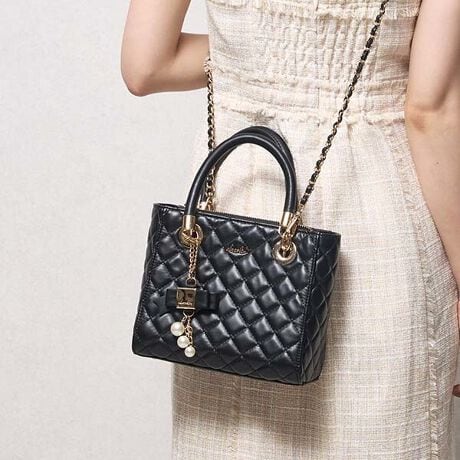 [^:DAZ-60250B]iȃLeBOɃp[t̃{`[t炵fUCBƂXNGAtHłoɕKvȃACe͂[ł܂BtF~jX^Ciグ郌fCobO͂oɂ͖ܘ_Af[gp[eBAIP[WV[ɂob`͂܂܂IPOINTEdazzlinIWi{`[tŃghʂȂX}z⑼̃obOɕtւĂXXȉłIEJƉԕ̗nqUPEetŉڗɂ鍂̂Eۂ݂̂nh͎ɂȂ݂₷tF~jȈہE炵`F[̃V_[XgbvE̗ǂ炩ȃtFCNU[E̓IȃXNGAtHidlES̃t@Xi[JEɃI[v|Pbgƃt@Xi[|PbgLEV_[xg͎O\2WAYdlEnhobOX^C̑ɕt̃V_[xgtΌ|΂ߊ|ł̂ŗ󂯂܂EeLA}`莩܂`dazzlin`@BRAND CONCEPTuRipple of color.vSe܂AX`ʂȓACȂBSy݂BȋCAuŎv܂܂ɁBƂ́uDvƏo͂BAFƂǂ̐FałB